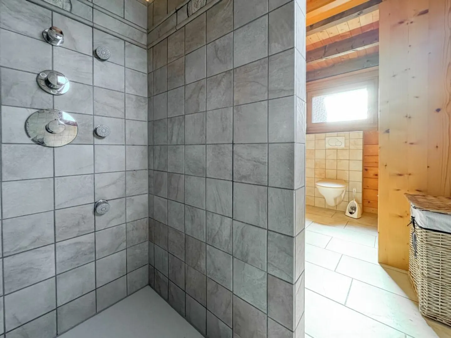 Chalet e terreno edificabile per 2 o addirittura 3 unità aggiuntive. - Foto 12 di 24