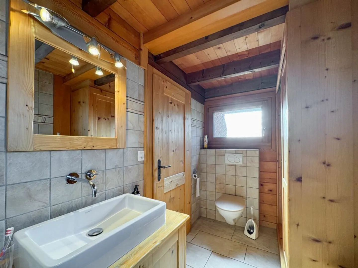 Chalet e terreno edificabile per 2 o addirittura 3 unità aggiuntive. - Foto 13 di 24