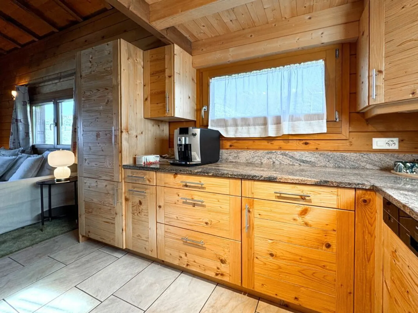 Chalet e terreno edificabile per 2 o addirittura 3 unità aggiuntive. - Foto 3 di 24