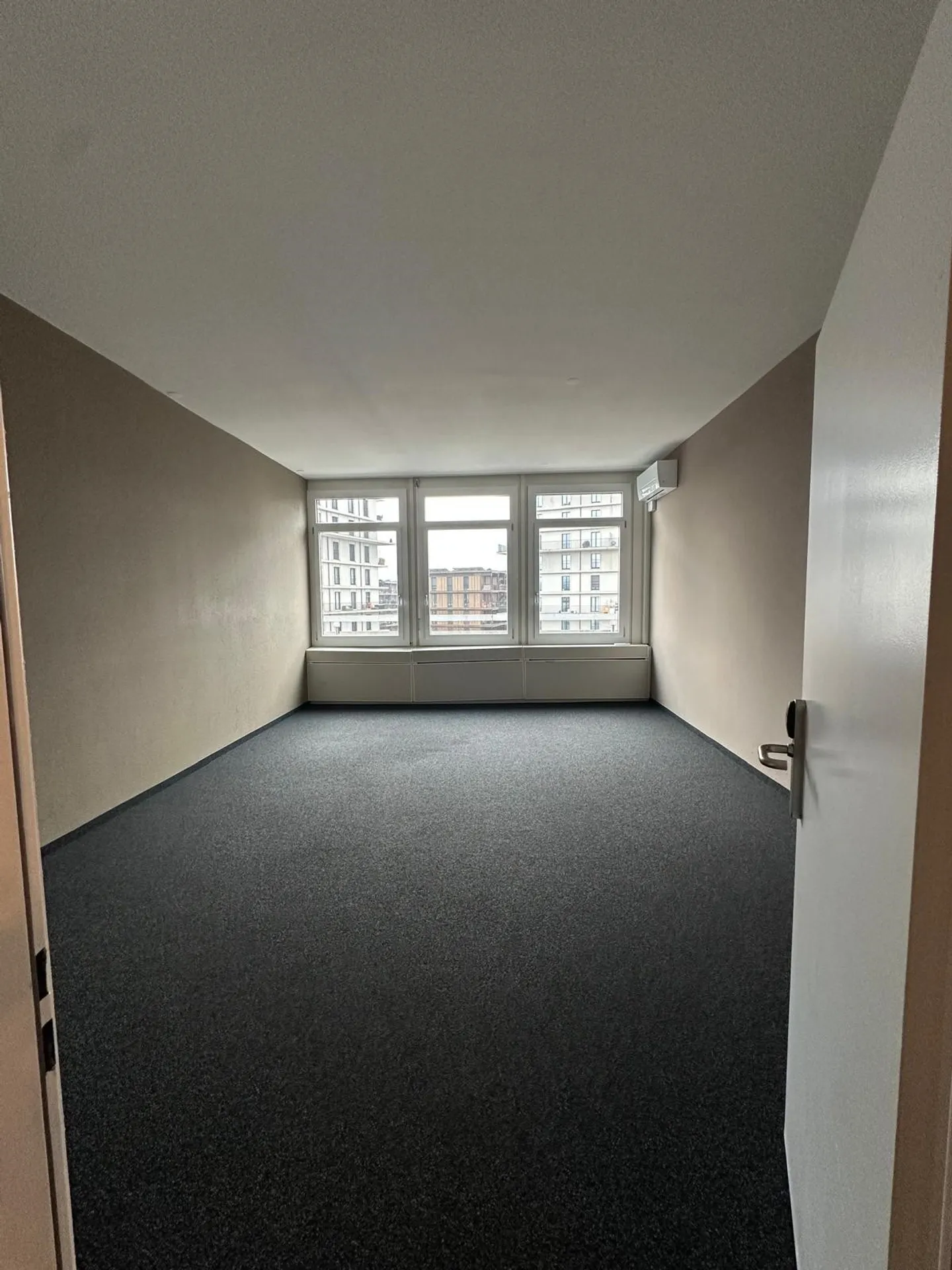 Modern office space with panoramic views in the heart of Zurich - Photo 2 of 8