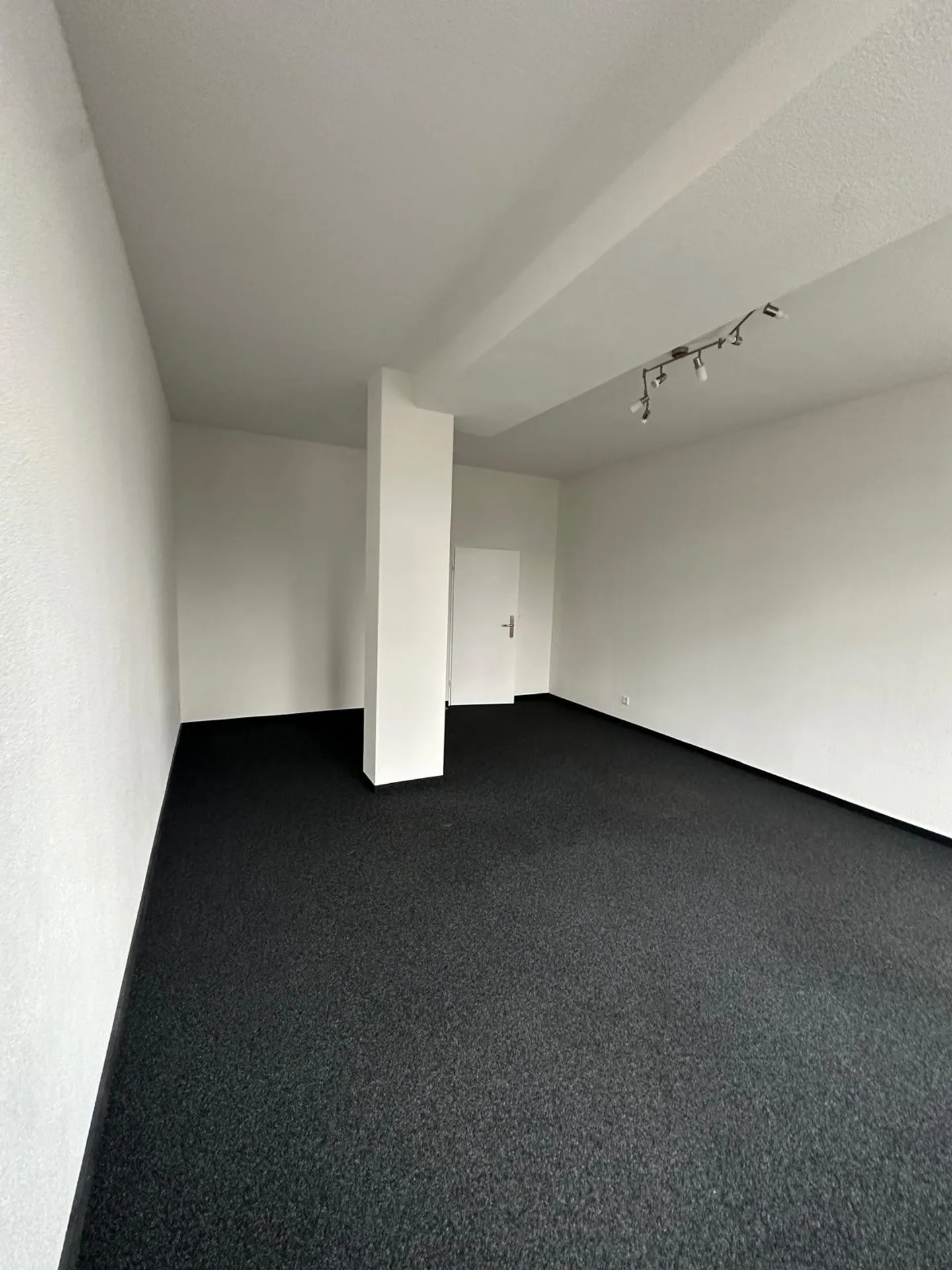 Modern office space with panoramic views in the heart of Zurich - Photo 6 of 8