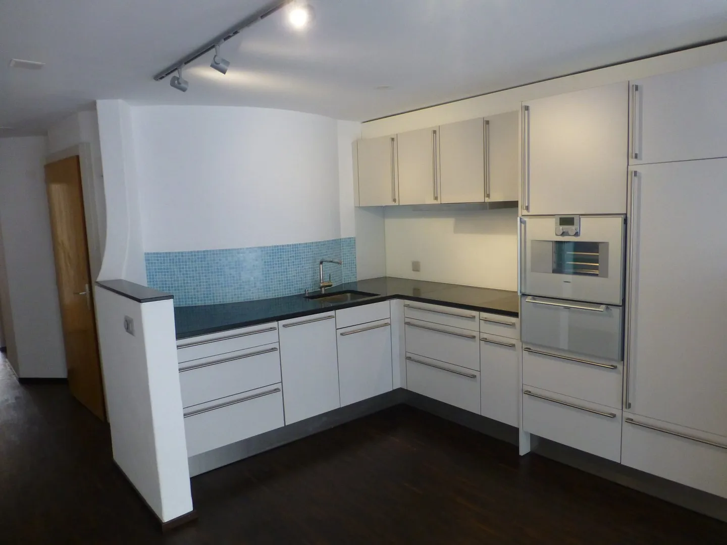 Incantevole appartamento di 2,5 stanze in un vecchio edificio a Biel - Foto 1 di 6