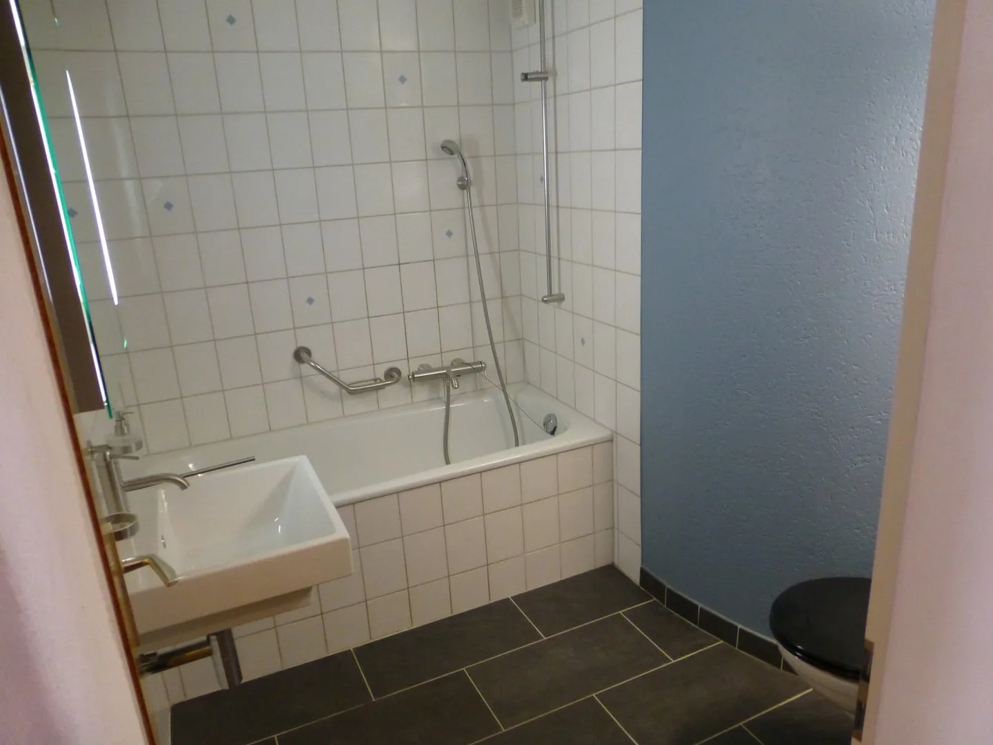 Incantevole appartamento di 2,5 stanze in un vecchio edificio a Biel - Foto 3 di 6