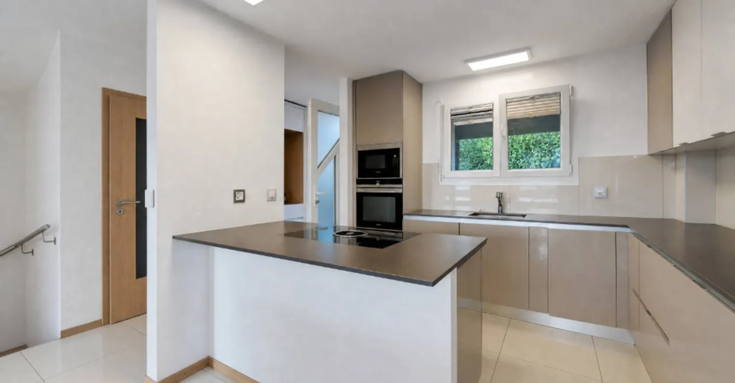 Semi-Detached Villa with 5.5 Rooms and Private Garden Space of 200m2 - Photo 2 of 12