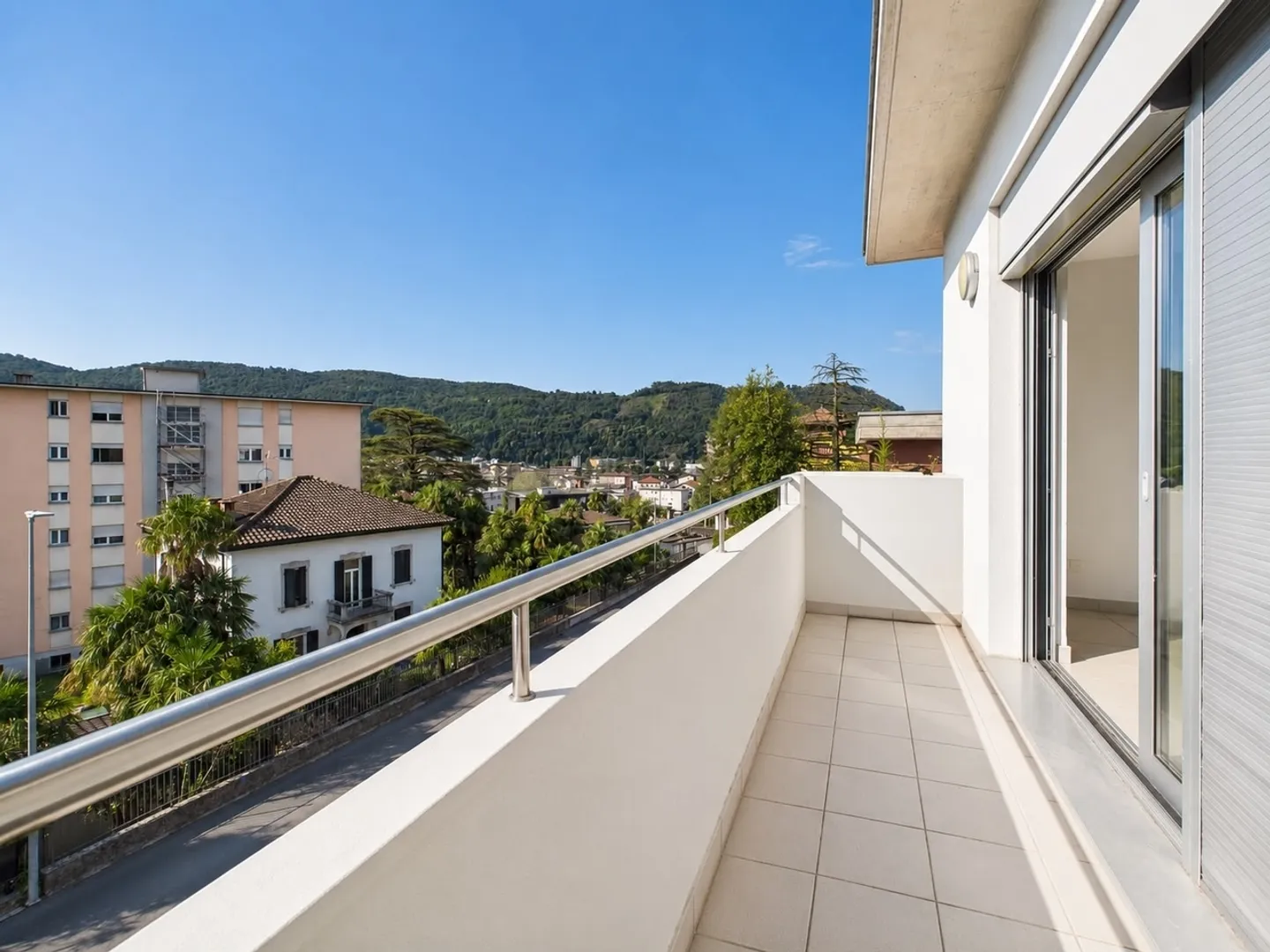 Splendido giardino privato, balcone vivibile, ambienti moderni in posizione tranquilla e senza spese condominiali - Photo 5 sur 11