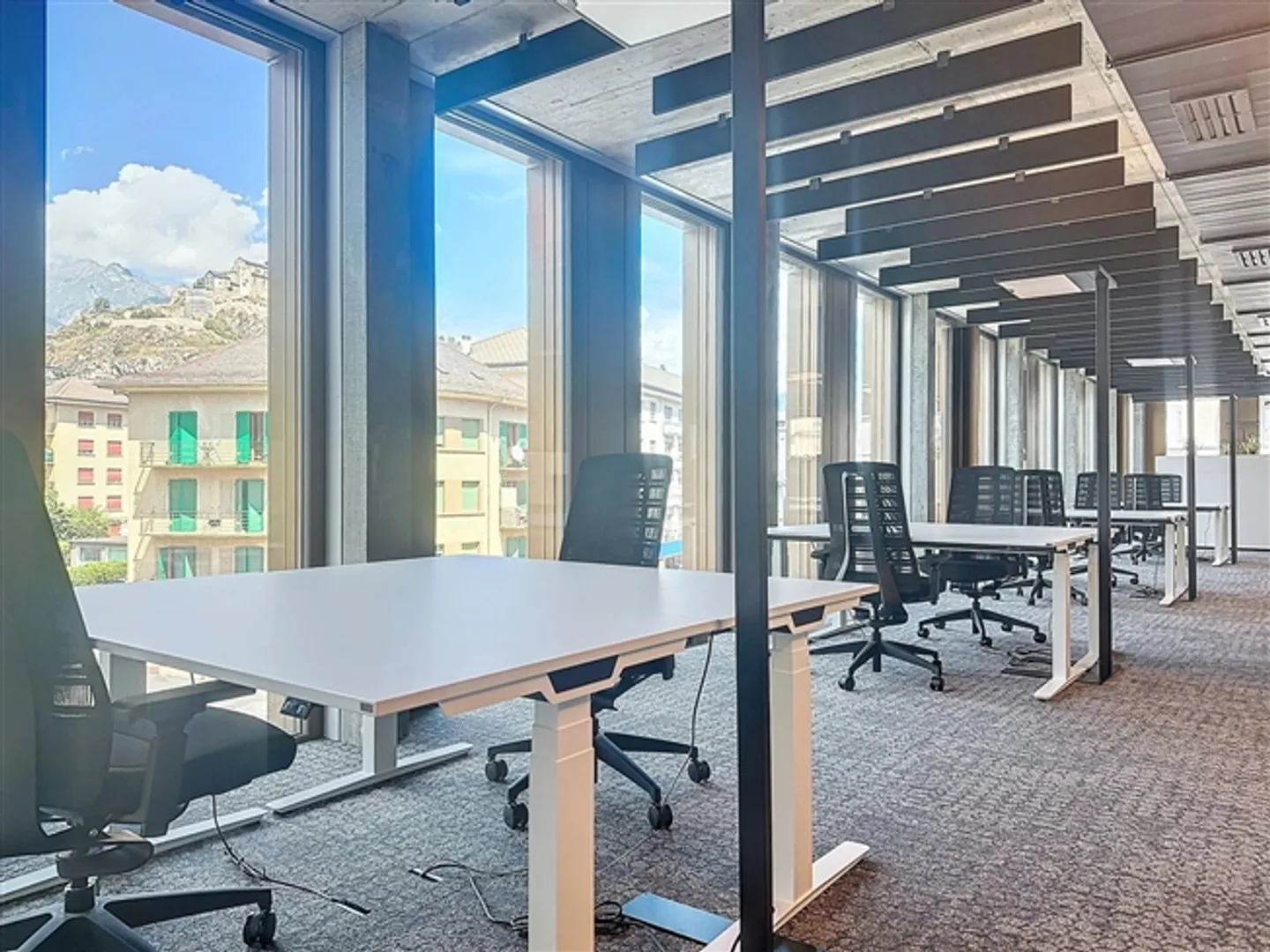 For rent in the heart of Sion, magnificent partially furnished offices from 70 m2 in a new area. - Photo 9 of 12