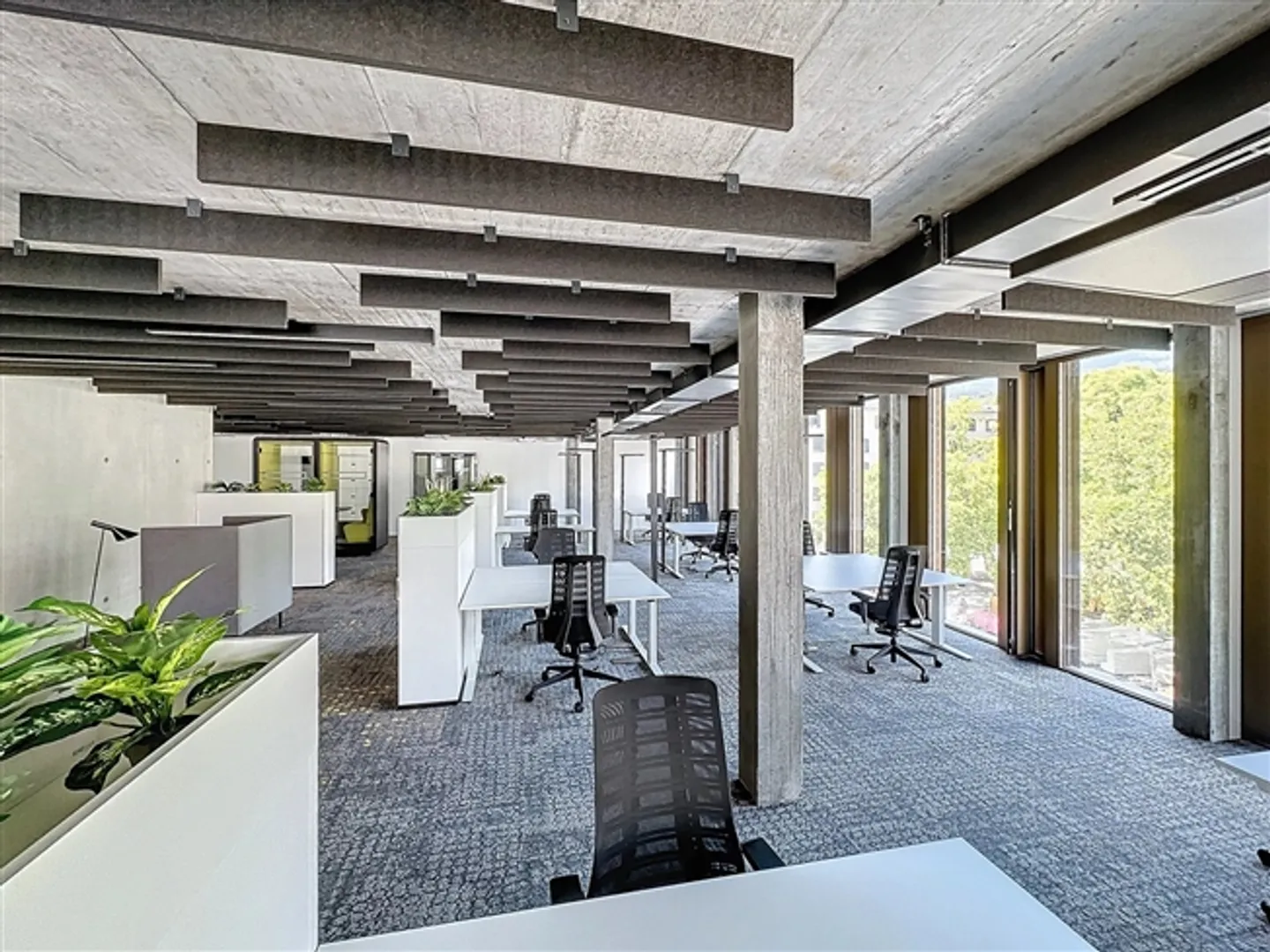 For rent in the heart of Sion, magnificent partially furnished offices from 70 m2 in a new area. - Photo 10 of 12