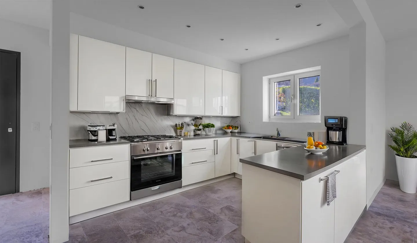 ESCLUSIVA VILLA 6.5 LOCALI CON PISCINA NEL VERDE A CARABBIA - Foto 1 di 12