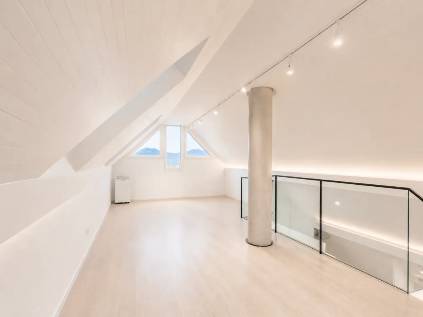 Detached villa with spa, commercial unit and plenty of design options - Photo 8 of 46