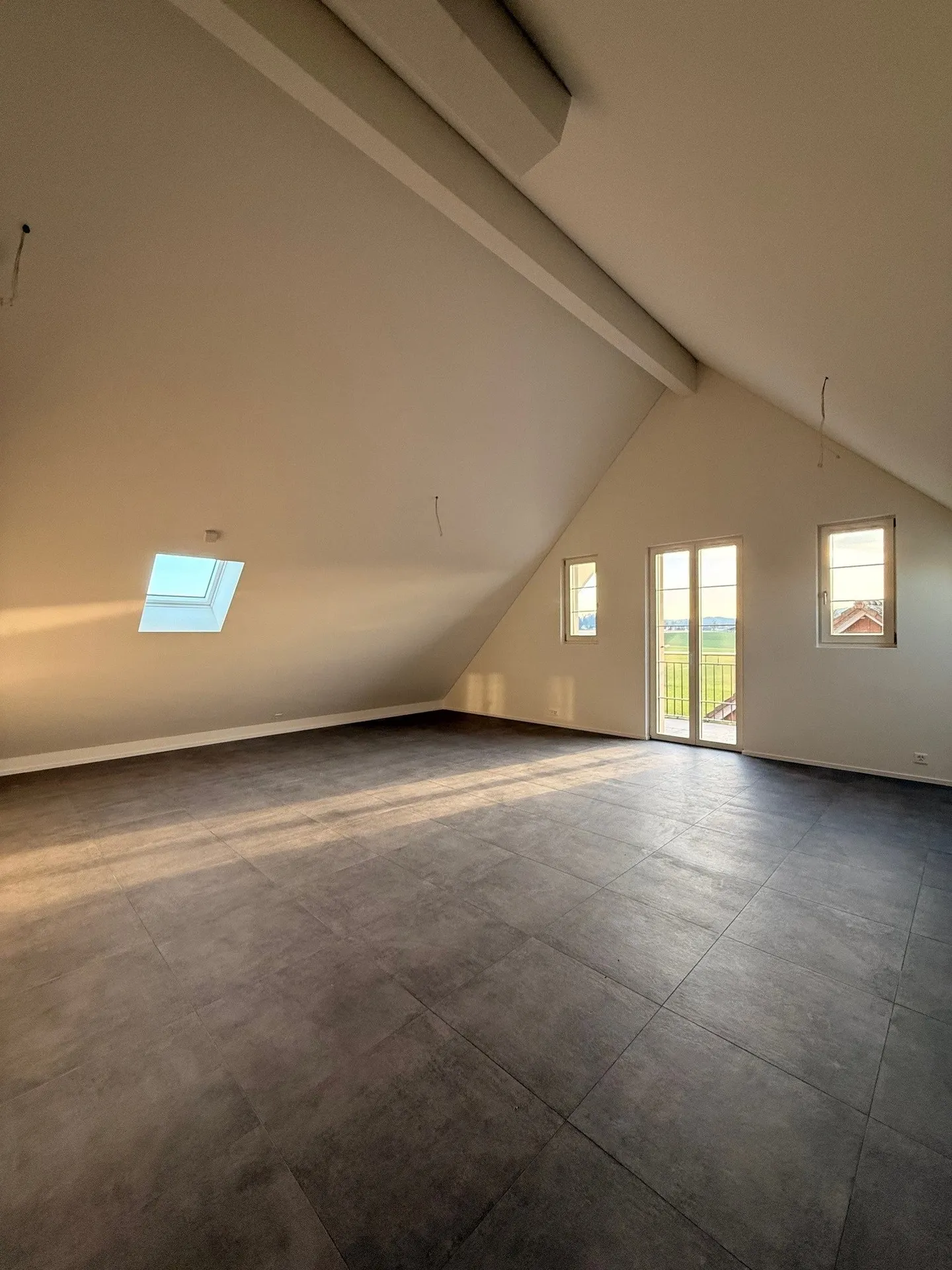 Beaucoup d'espace pour se sentir bien - 3,5 pièces dans les combles - Photo 1 sur 9