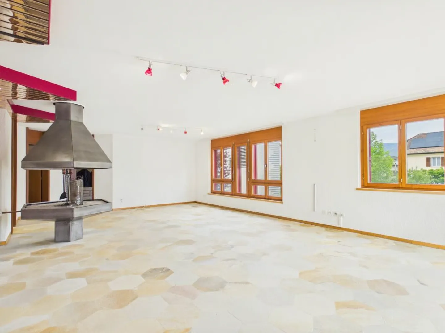 Detached villa with spa, commercial unit and plenty of design options - Photo 12 of 46