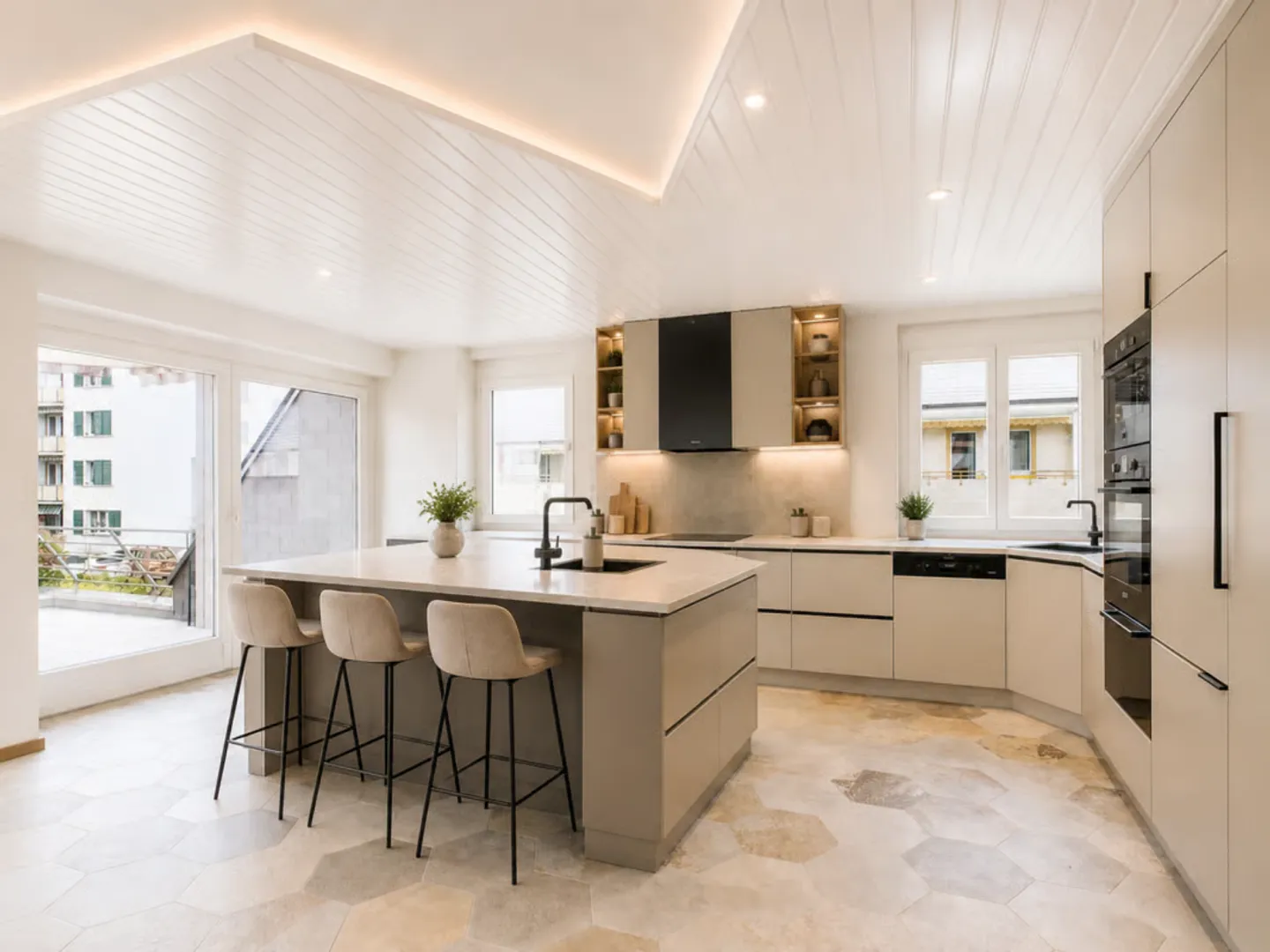Detached villa with spa, commercial unit and plenty of design options - Photo 15 of 46