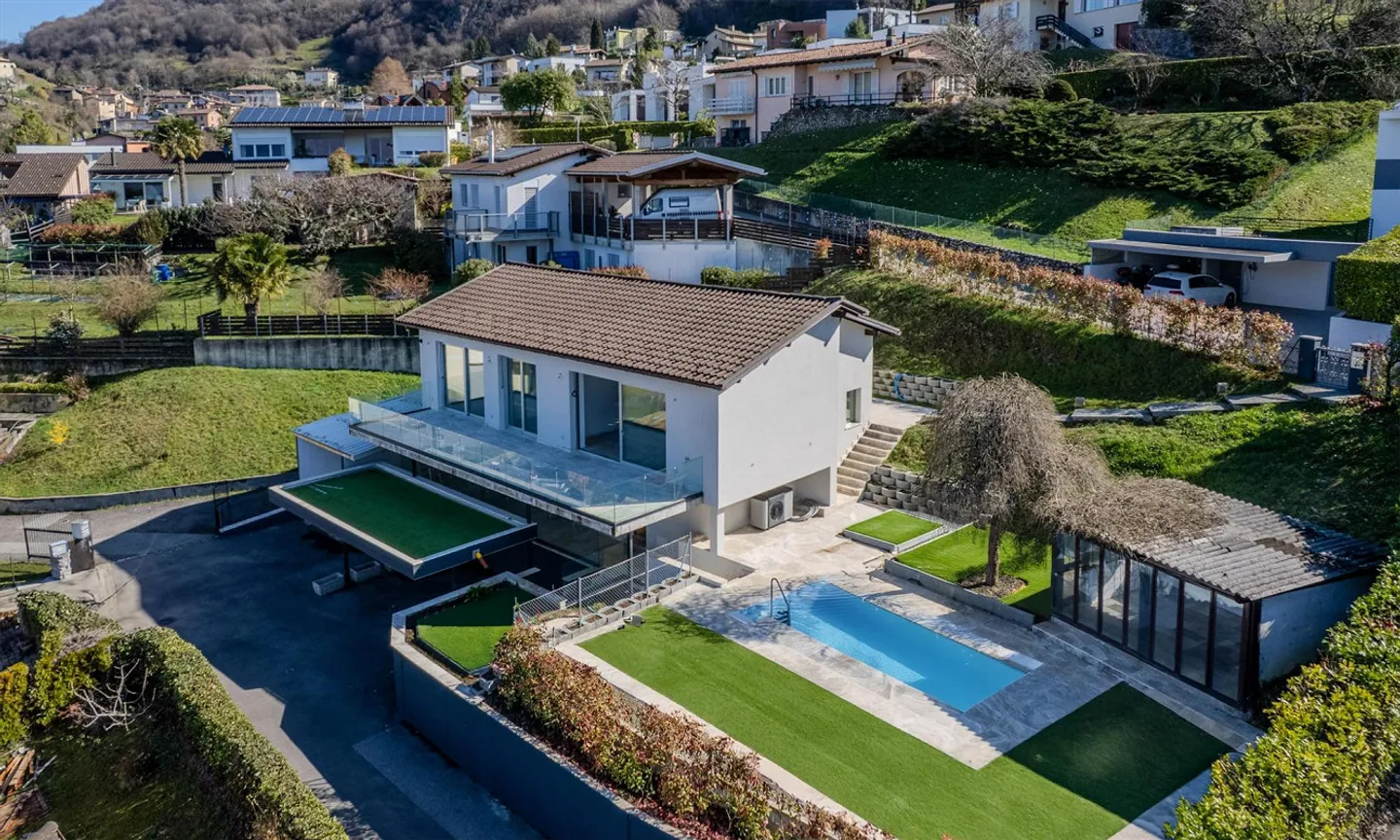 ESCLUSIVA VILLA 6.5 LOCALI CON PISCINA NEL VERDE A CARABBIA - Foto 3 di 12