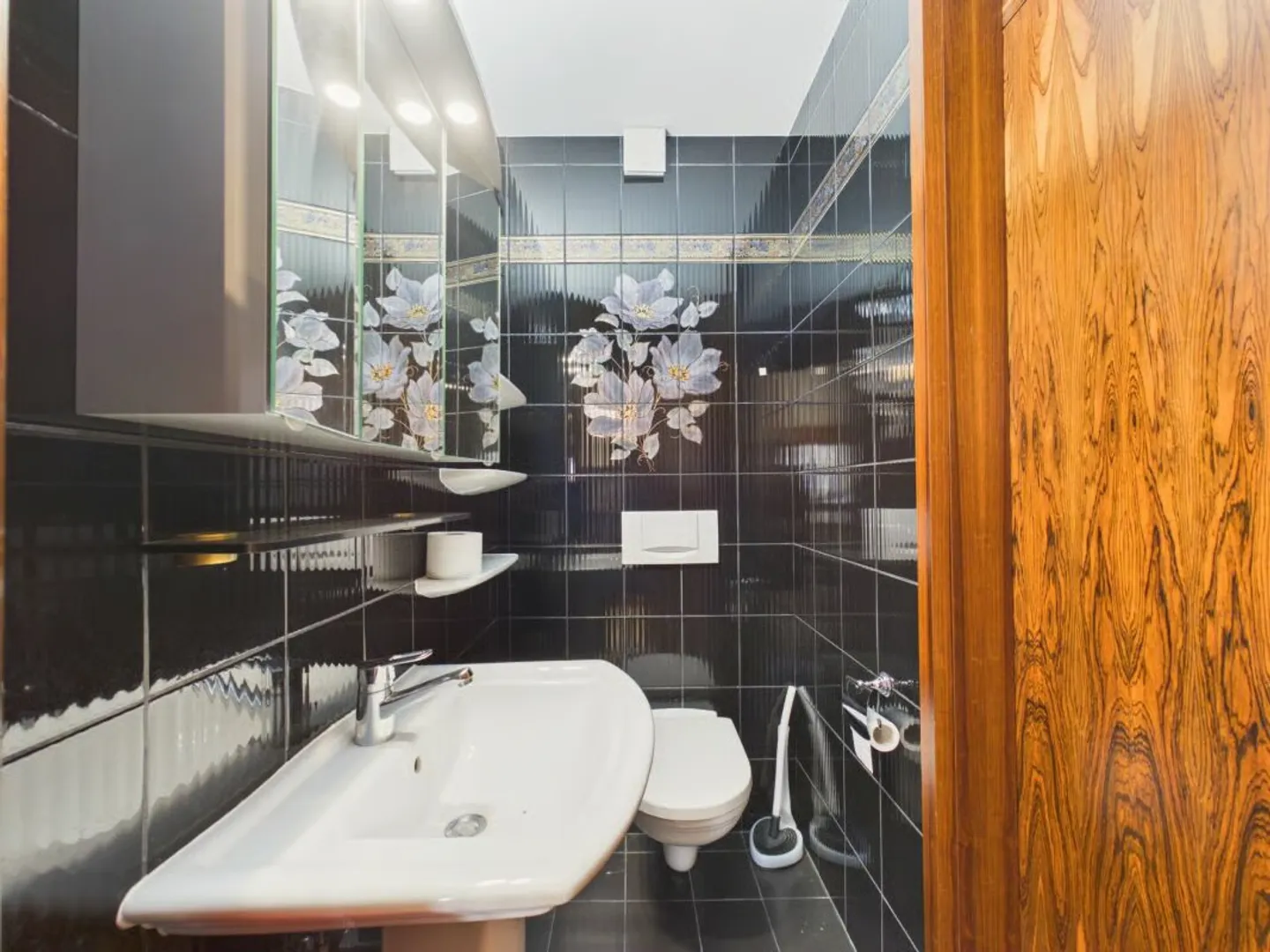 Detached villa with spa, commercial unit and plenty of design options - Photo 18 of 46