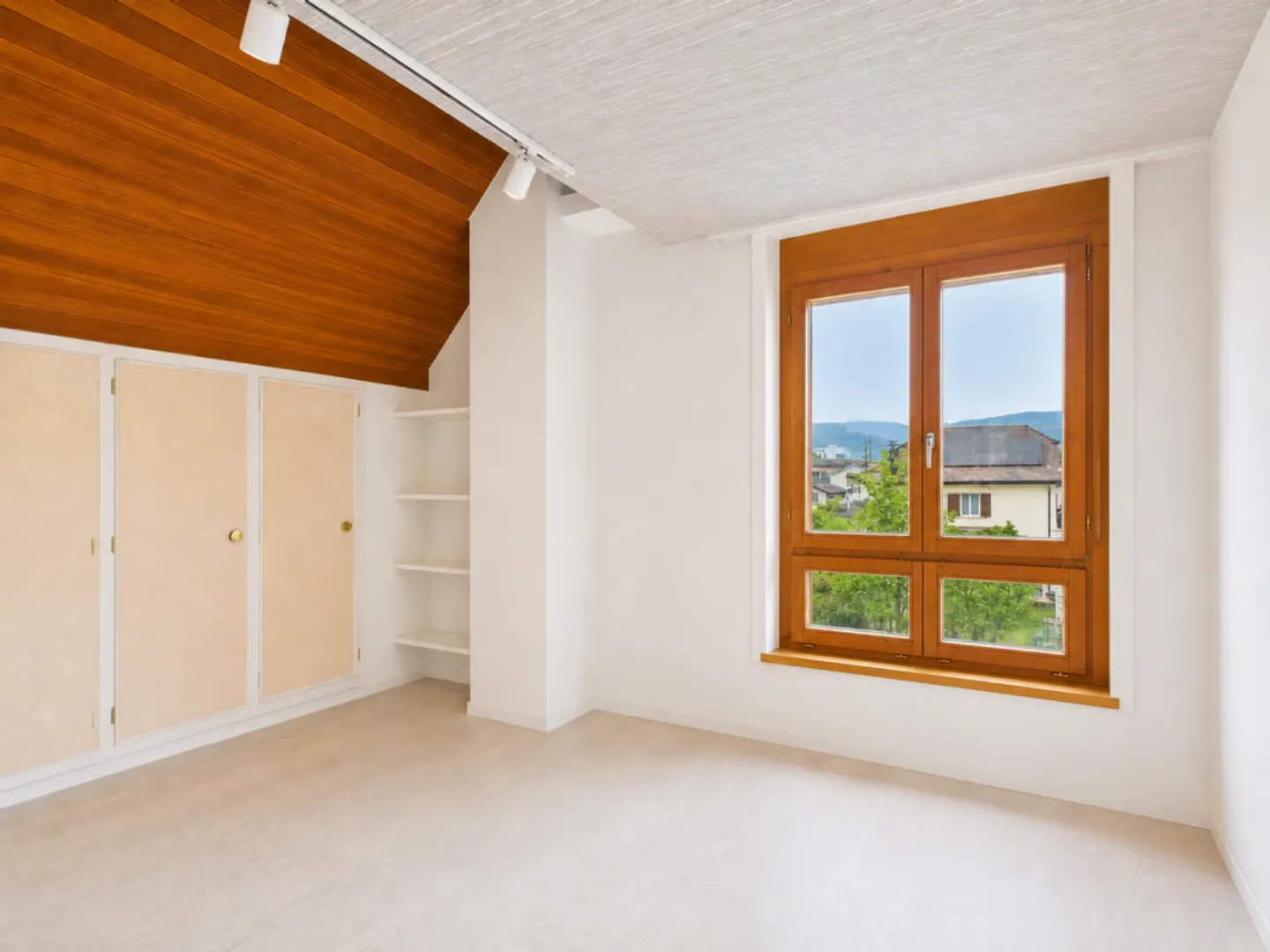 Detached villa with spa, commercial unit and plenty of design options - Photo 19 of 46