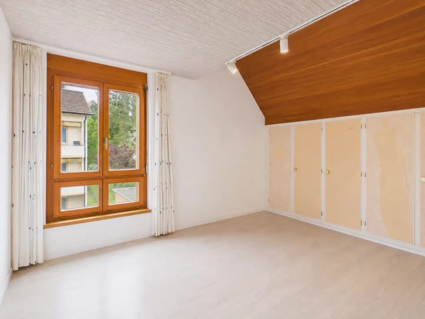 Detached villa with spa, commercial unit and plenty of design options - Photo 20 of 46