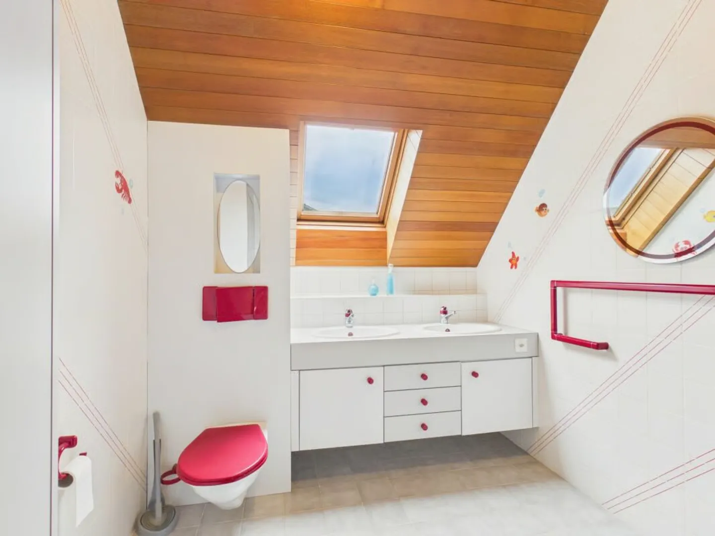 Detached villa with spa, commercial unit and plenty of design options - Photo 16 of 46