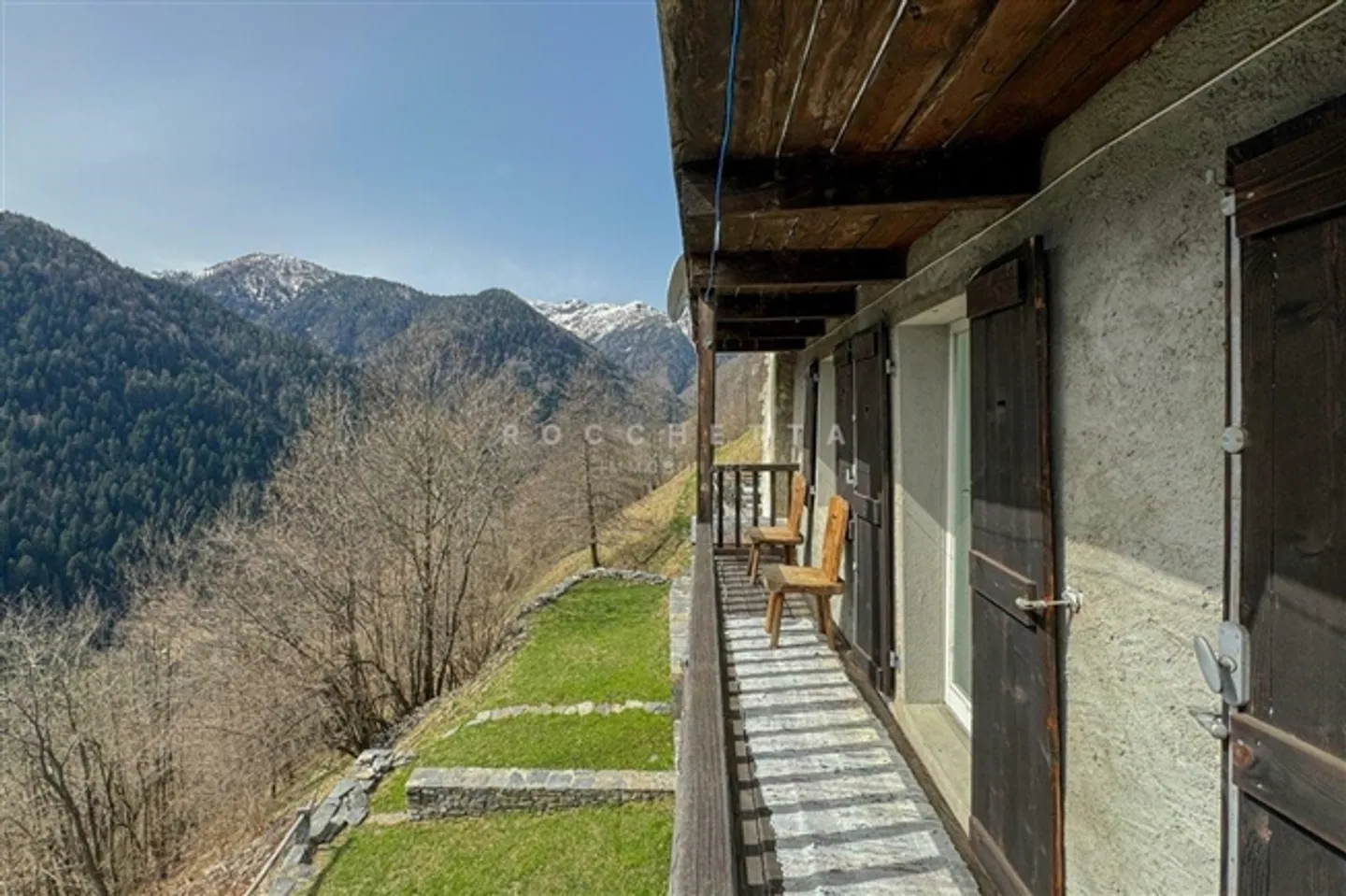 «Mehrfamilienhaus mit großem Grundstück inmitten der Natur» - Foto 1 von 13