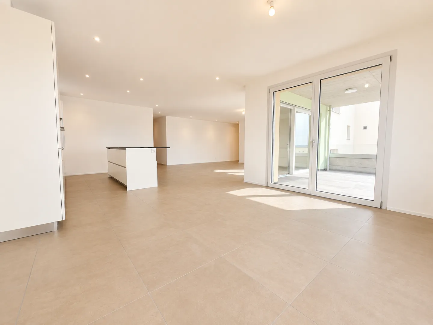 Appartement moderne avec terrasse - Photo 3 sur 12