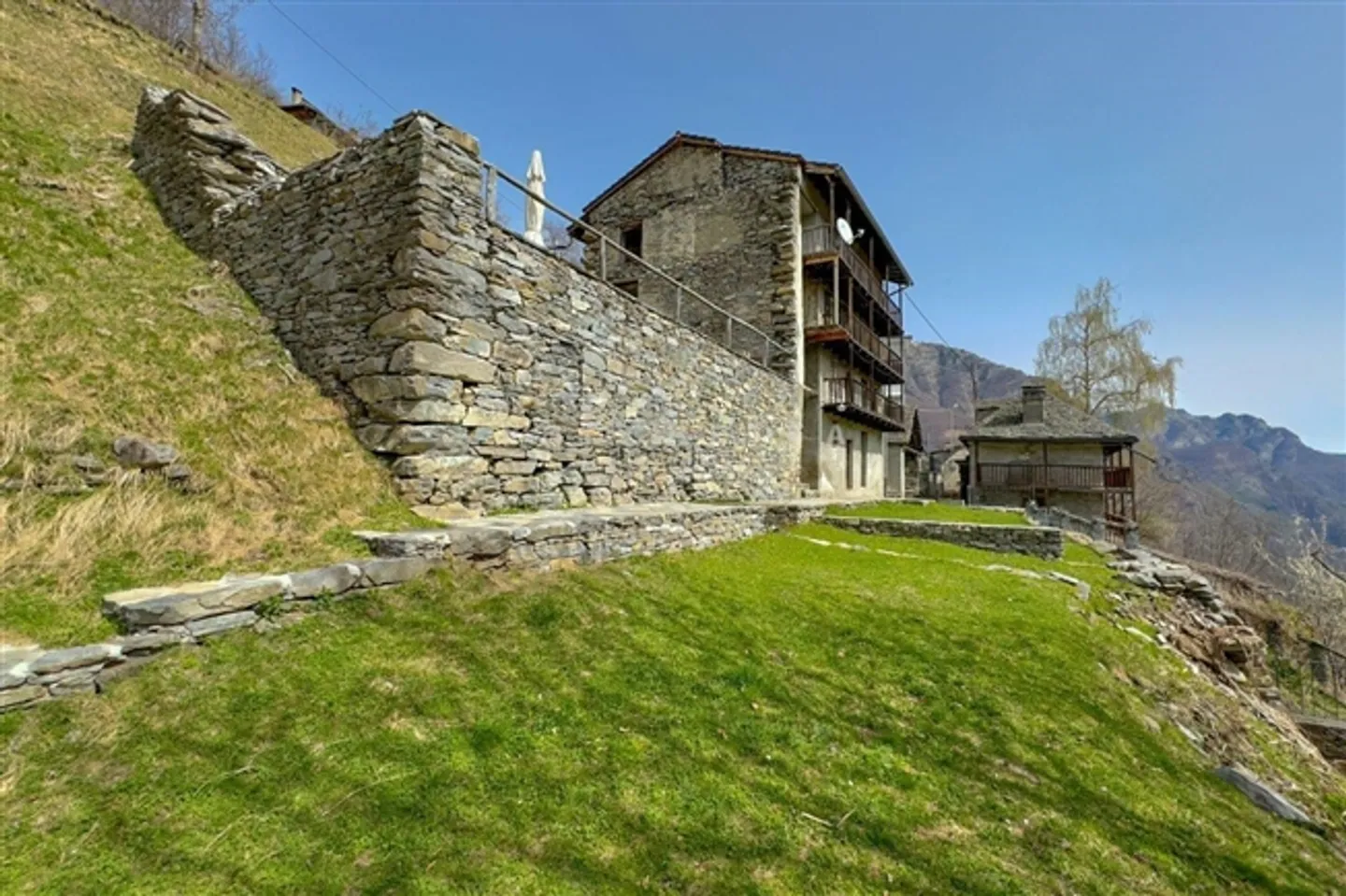 «Mehrfamilienhaus mit großem Grundstück inmitten der Natur» - Foto 5 von 13