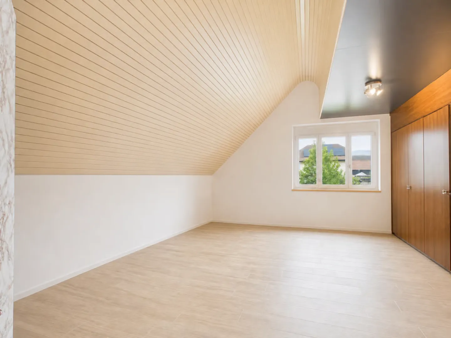 Detached villa with spa, commercial unit and plenty of design options - Photo 23 of 46