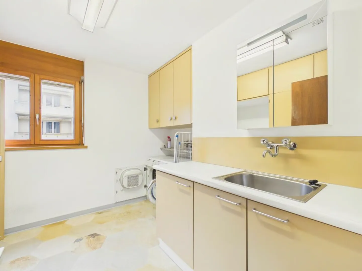 Detached villa with spa, commercial unit and plenty of design options - Photo 27 of 46