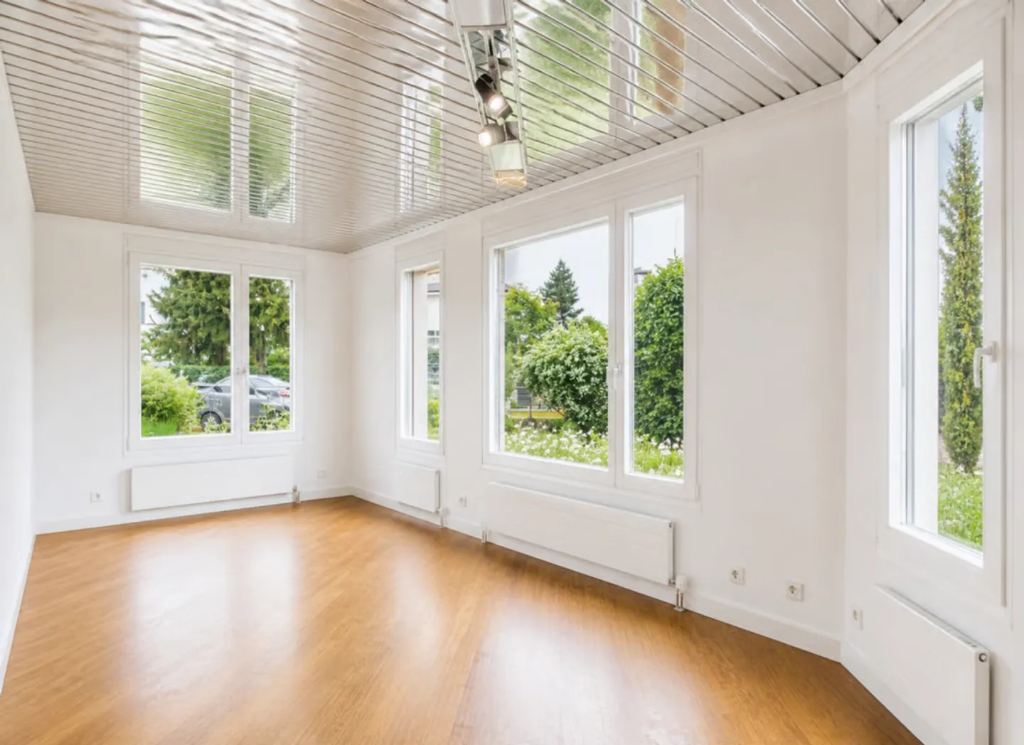Detached villa with spa, commercial unit and plenty of design options - Photo 33 of 46