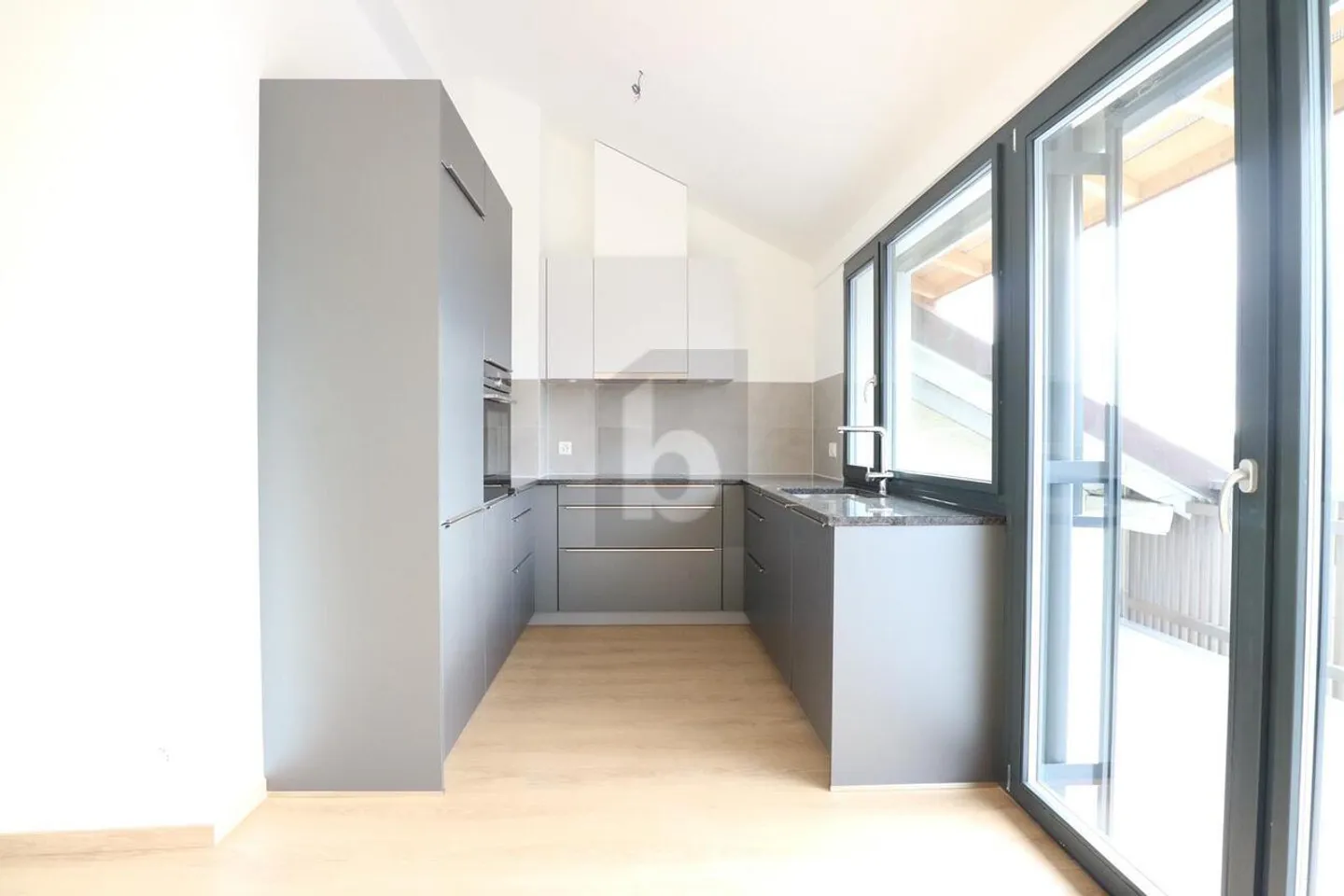 Appartement Moderne avec Vue Lac - Photo 3 sur 6