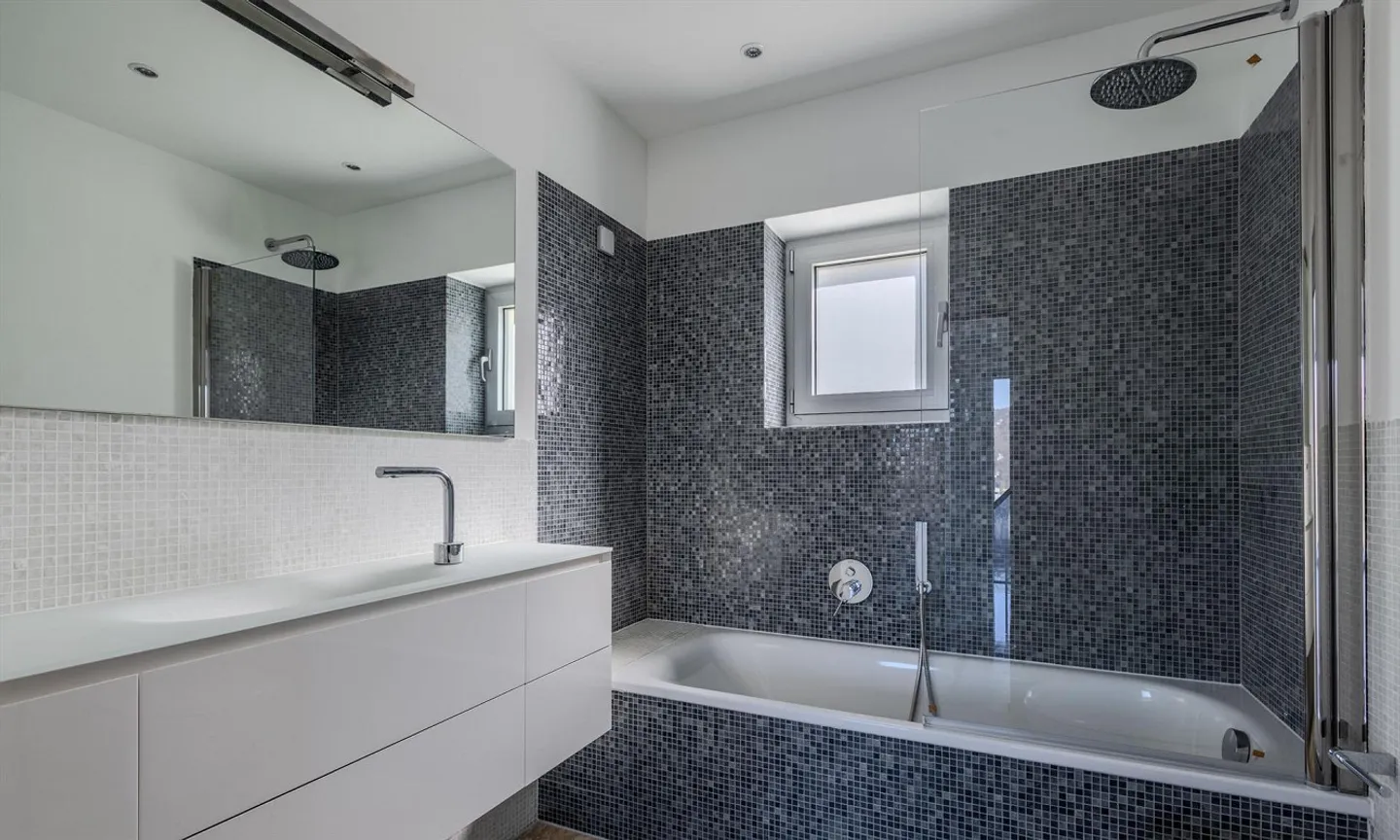 ESCLUSIVA VILLA 6.5 LOCALI CON PISCINA NEL VERDE A CARABBIA - Foto 7 di 12