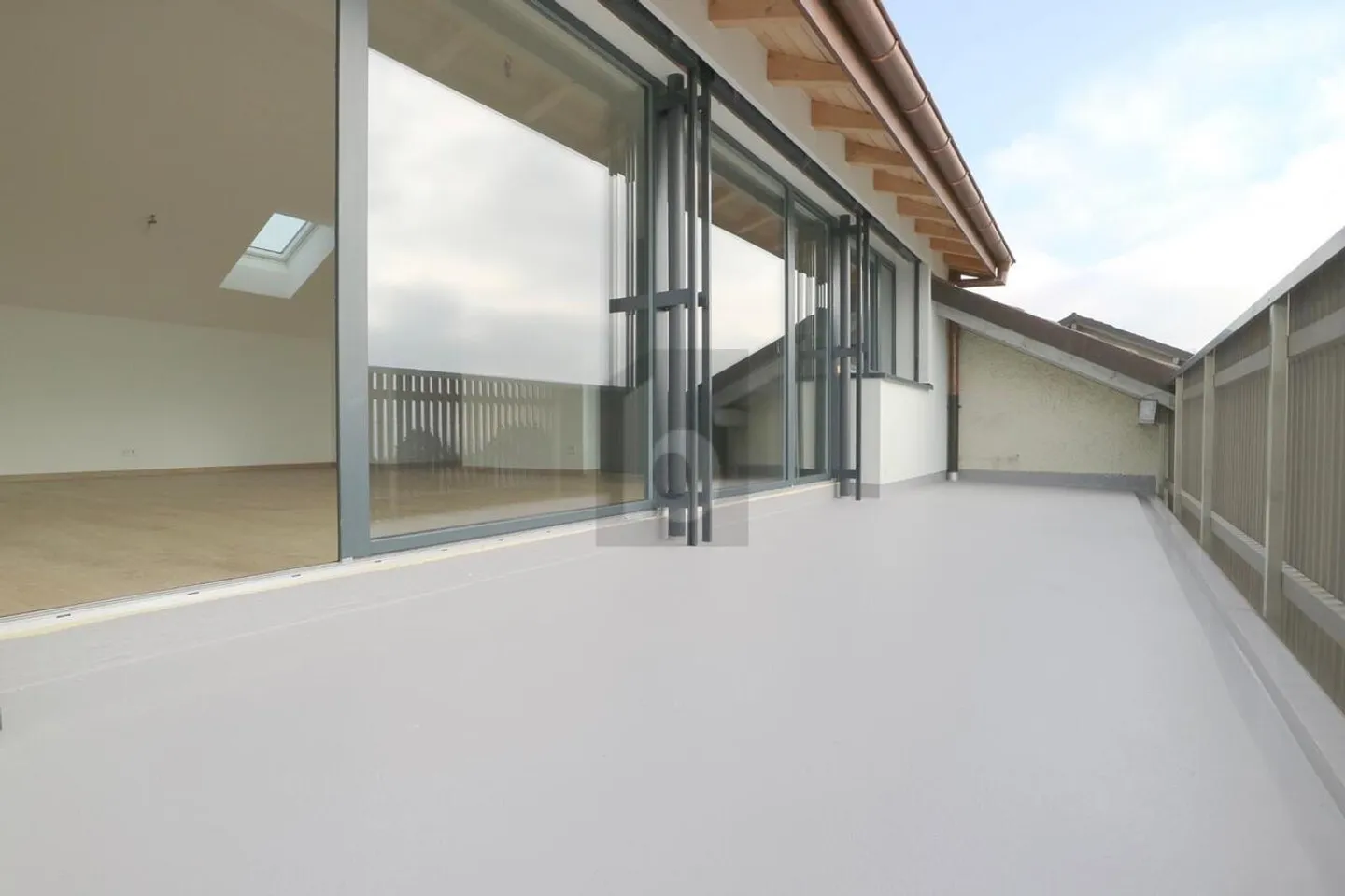 Appartement Moderne avec Vue Lac - Photo 2 sur 6