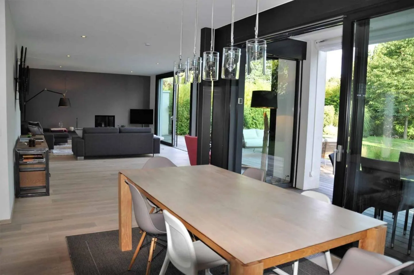 Moderne Villa mit Gartenterrasse - Foto 4 von 10