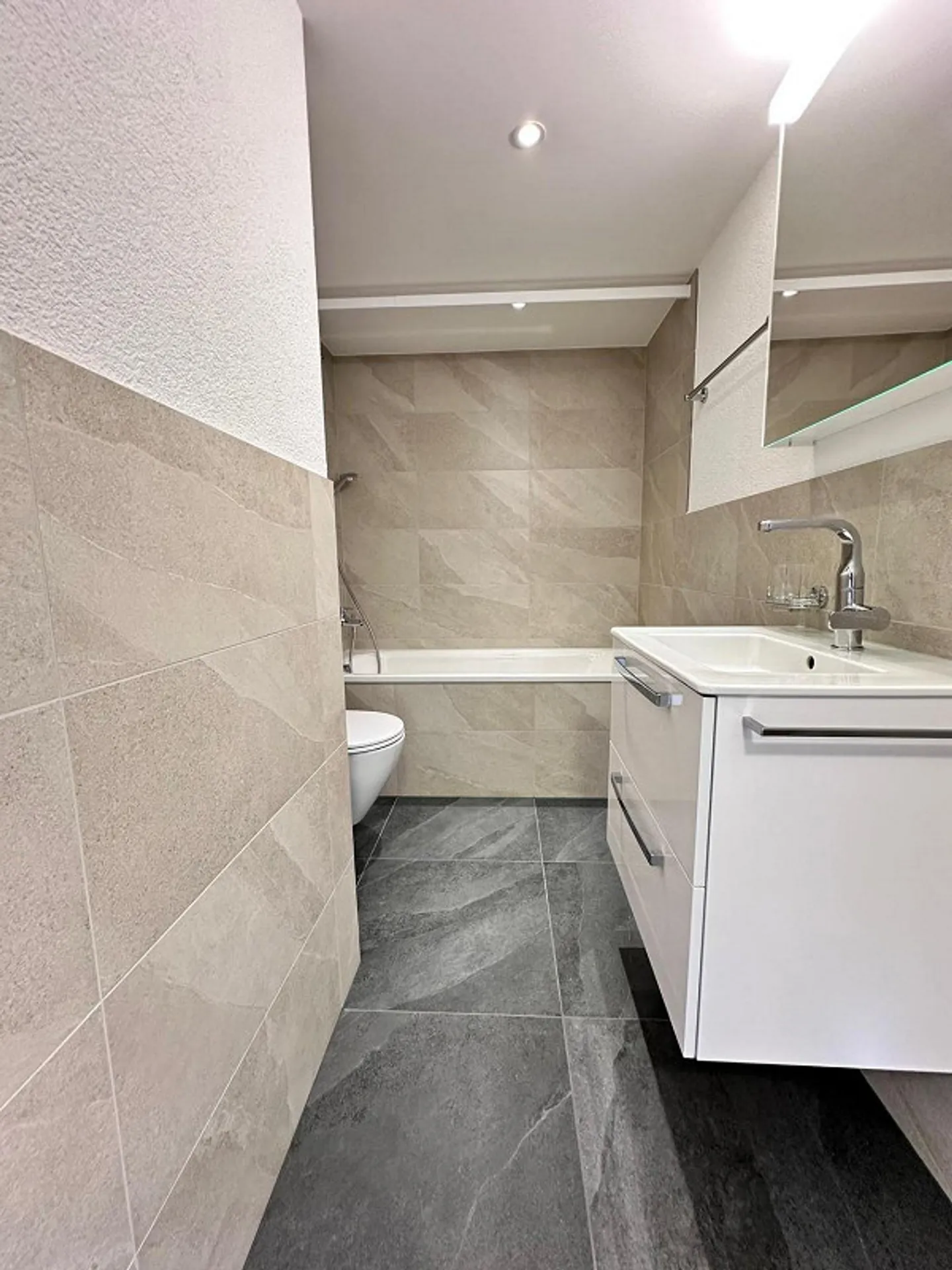 Appartamento 2.5 stanze completamente ristrutturato in una posizione centrale - Foto 3 di 7