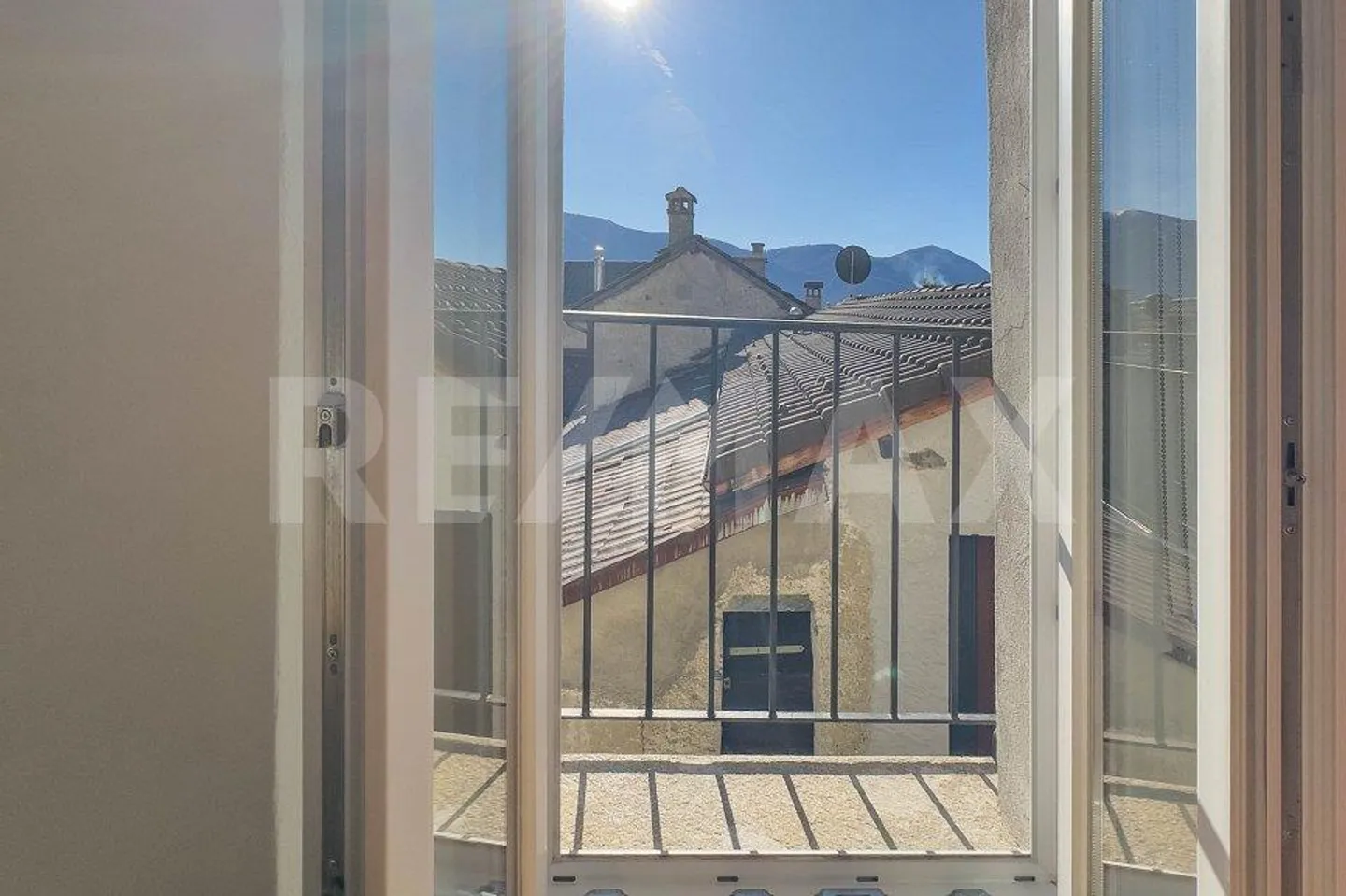 Charming 2.5 Room Apartment - Photo 3 of 13