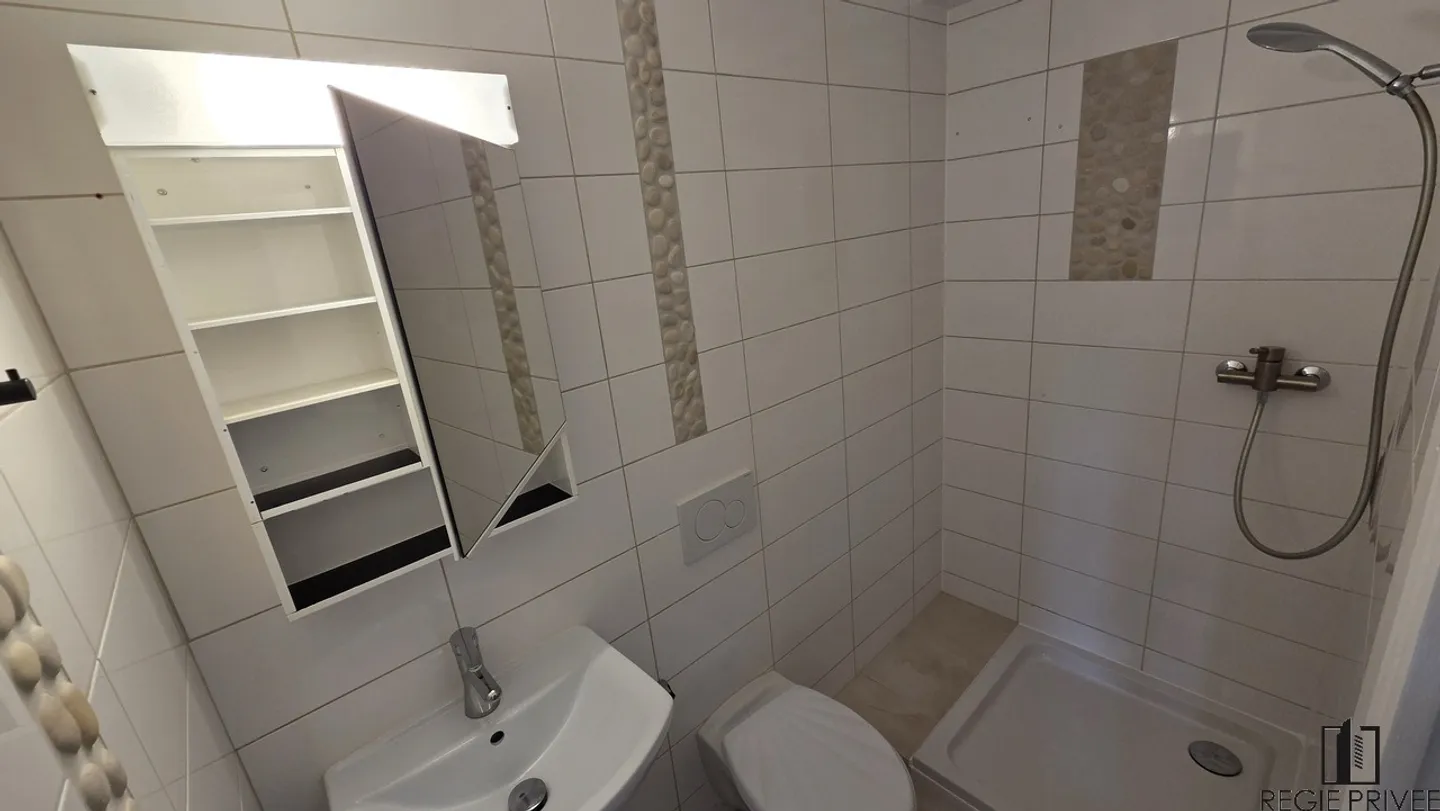 Studio with independent entrance and terrace area - Photo 6 of 7