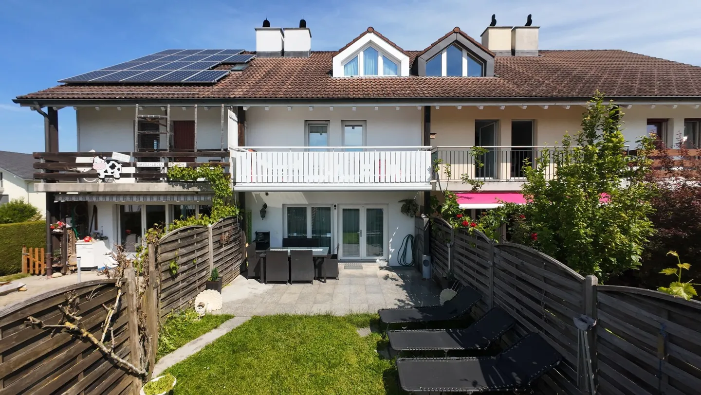 Casa a schiera di 6,5 stanze con giardino e doppio carport - Foto 1 di 17