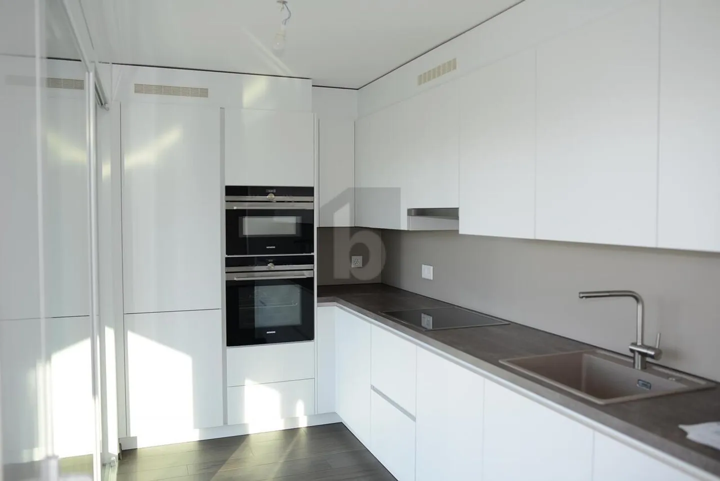 SPACIOUS, MODERN AND ELEGANT - Photo 2 of 6