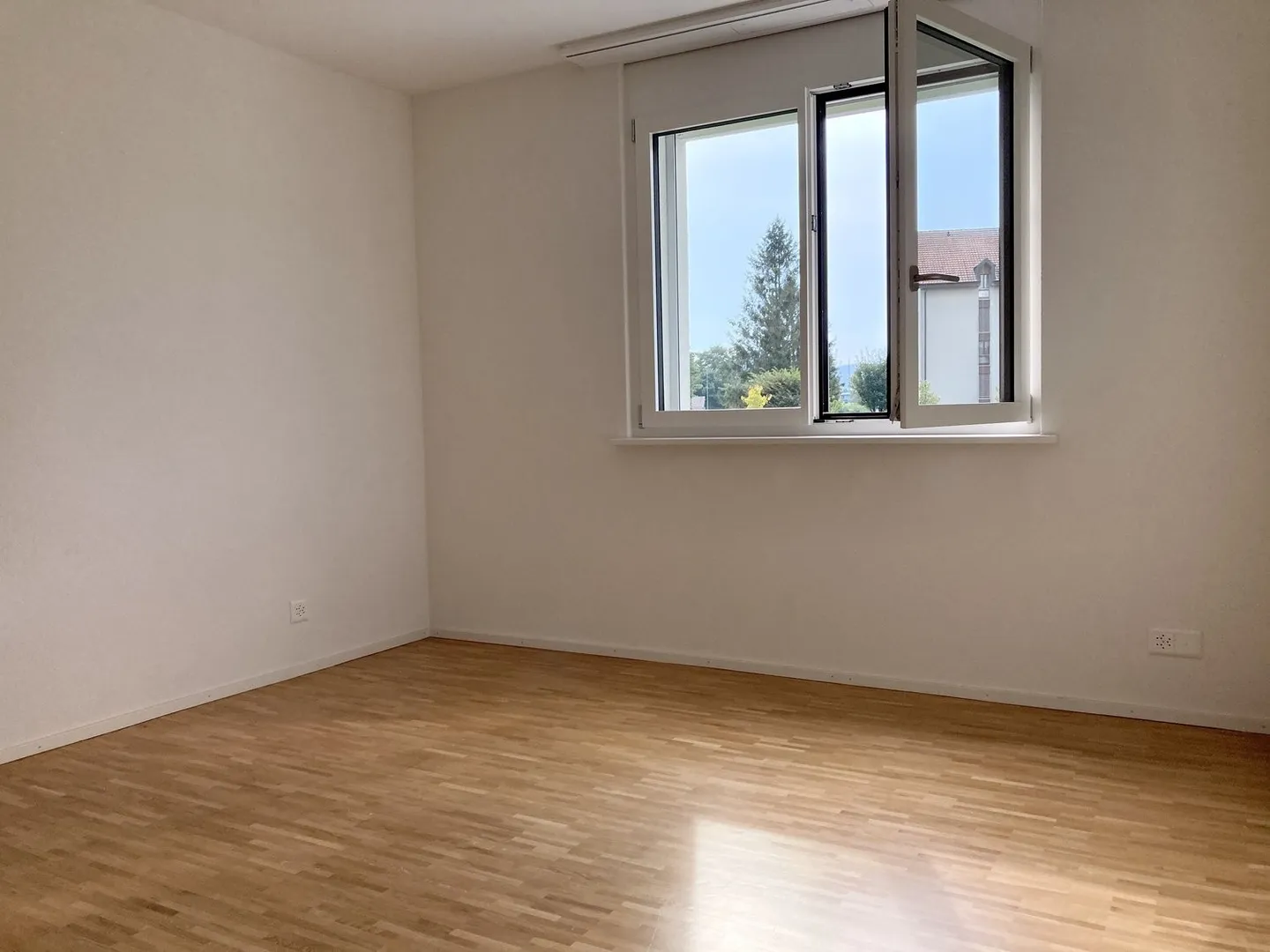 Outstanding 2.5-room apartment on the first floor - Photo 4 of 10