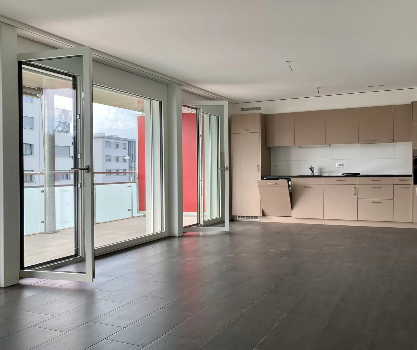 Outstanding 2.5-room apartment on the first floor - Photo 1 of 10