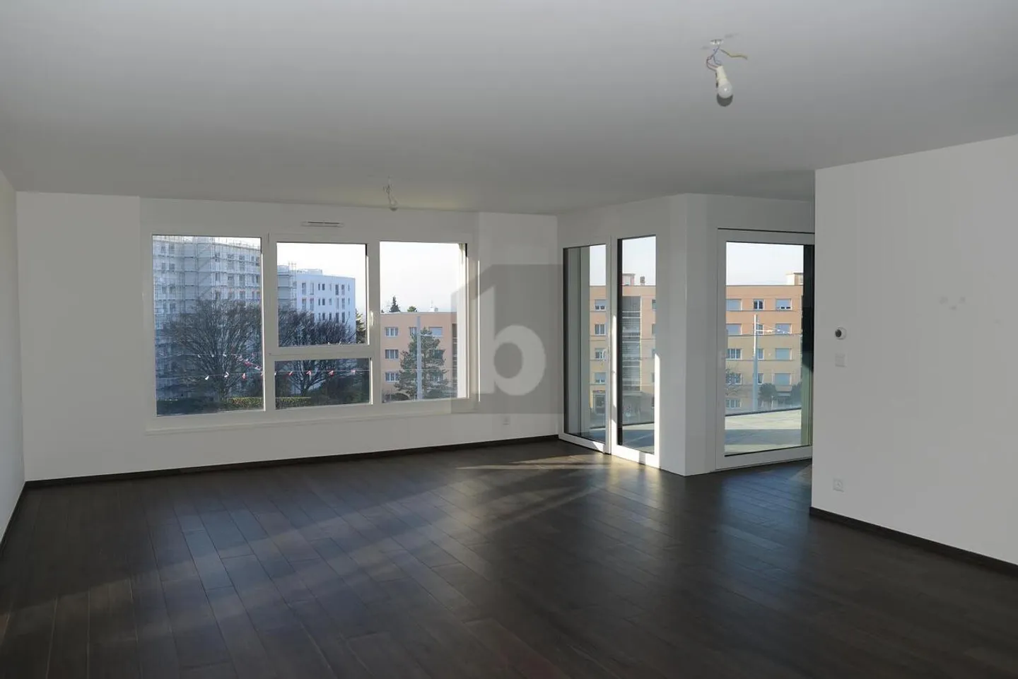 SPACIOUS, MODERN AND ELEGANT - Photo 1 of 6