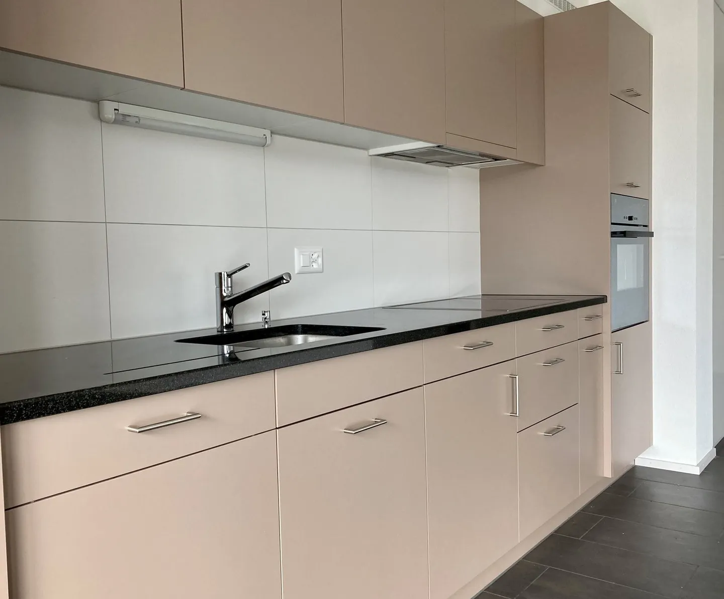 Outstanding 2.5-room apartment on the first floor - Photo 2 of 10