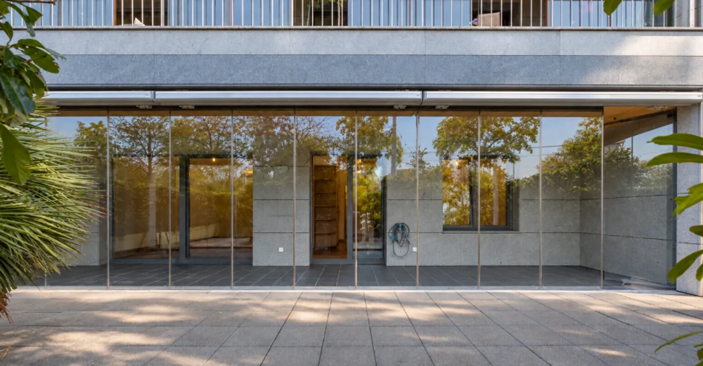 Appartement traversant d’exception de 151m² avec 2 jardins de 87², véranda vitrée de 25m² et double box de 31m² - Photo 3 of 18