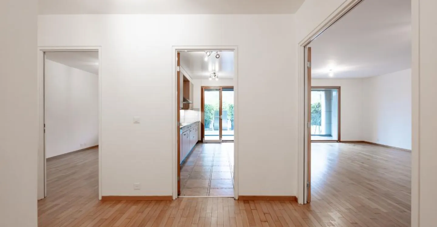 Appartement traversant d’exception de 151m² avec 2 jardins de 87², véranda vitrée de 25m² et double box de 31m² - Photo 4 of 18
