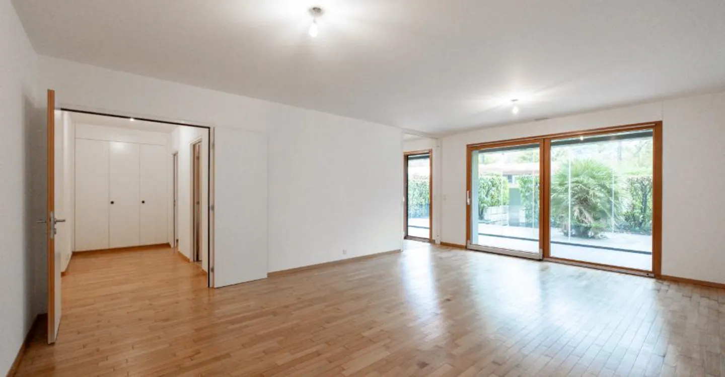 Appartement traversant d’exception de 151m² avec 2 jardins de 87², véranda vitrée de 25m² et double box de 31m² - Photo 5 of 18