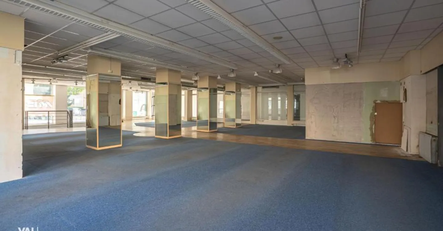 Spazio commerciale in posizione privilegiata - Foto 4 di 11
