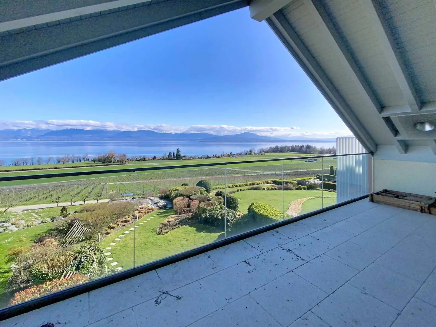 Magnificent Apartment with a View - Photo 3 of 13