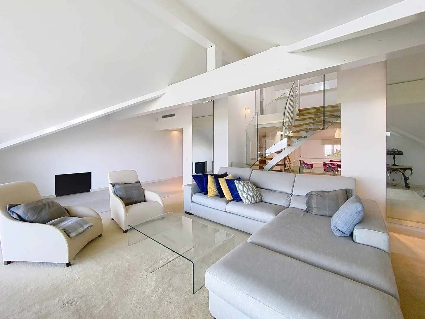 Magnificent Apartment with a View - Photo 4 of 13
