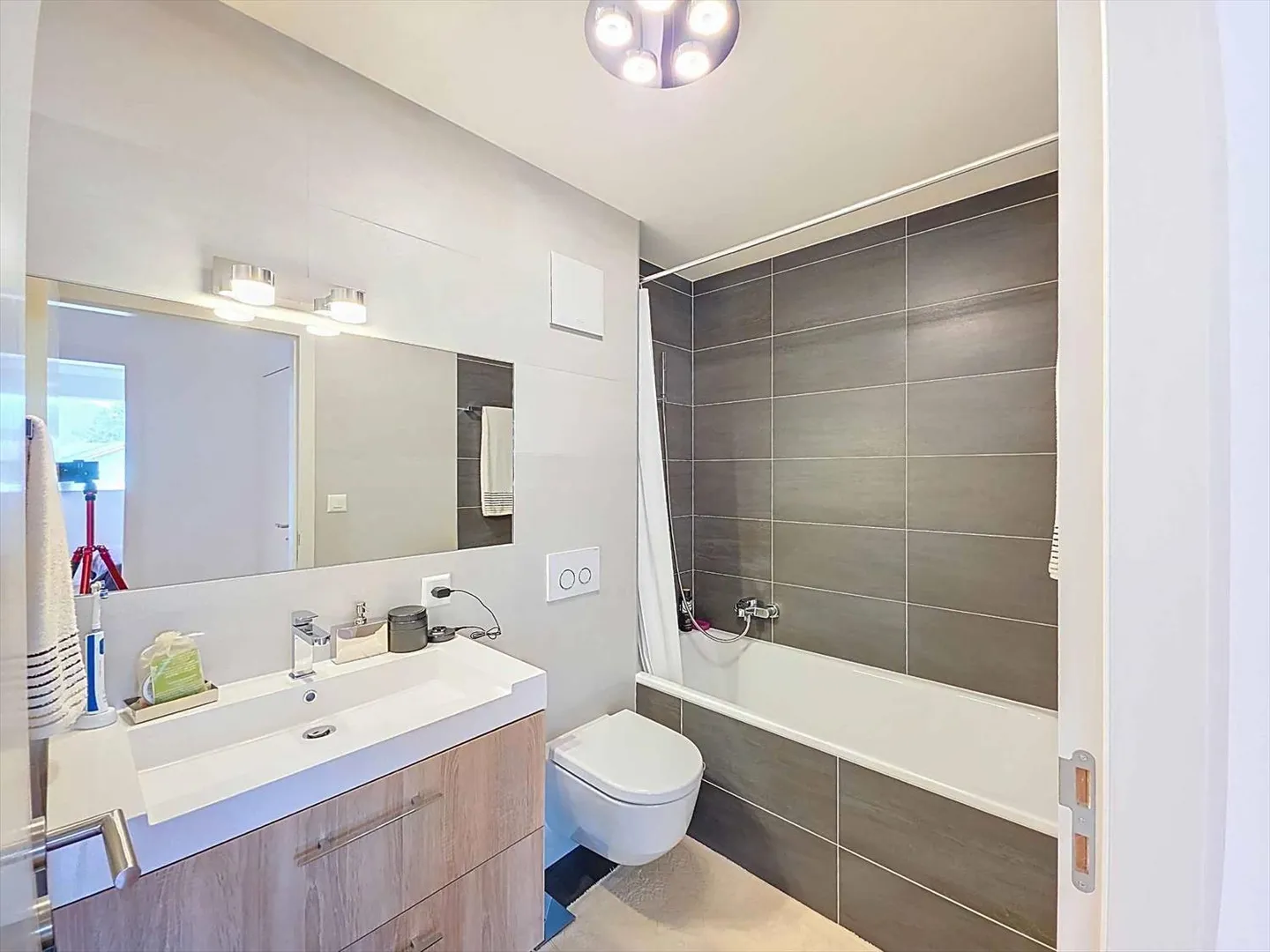 Luxurious Maisonette Residence with Private Garden and Generous Volumes - Photo 6 of 10