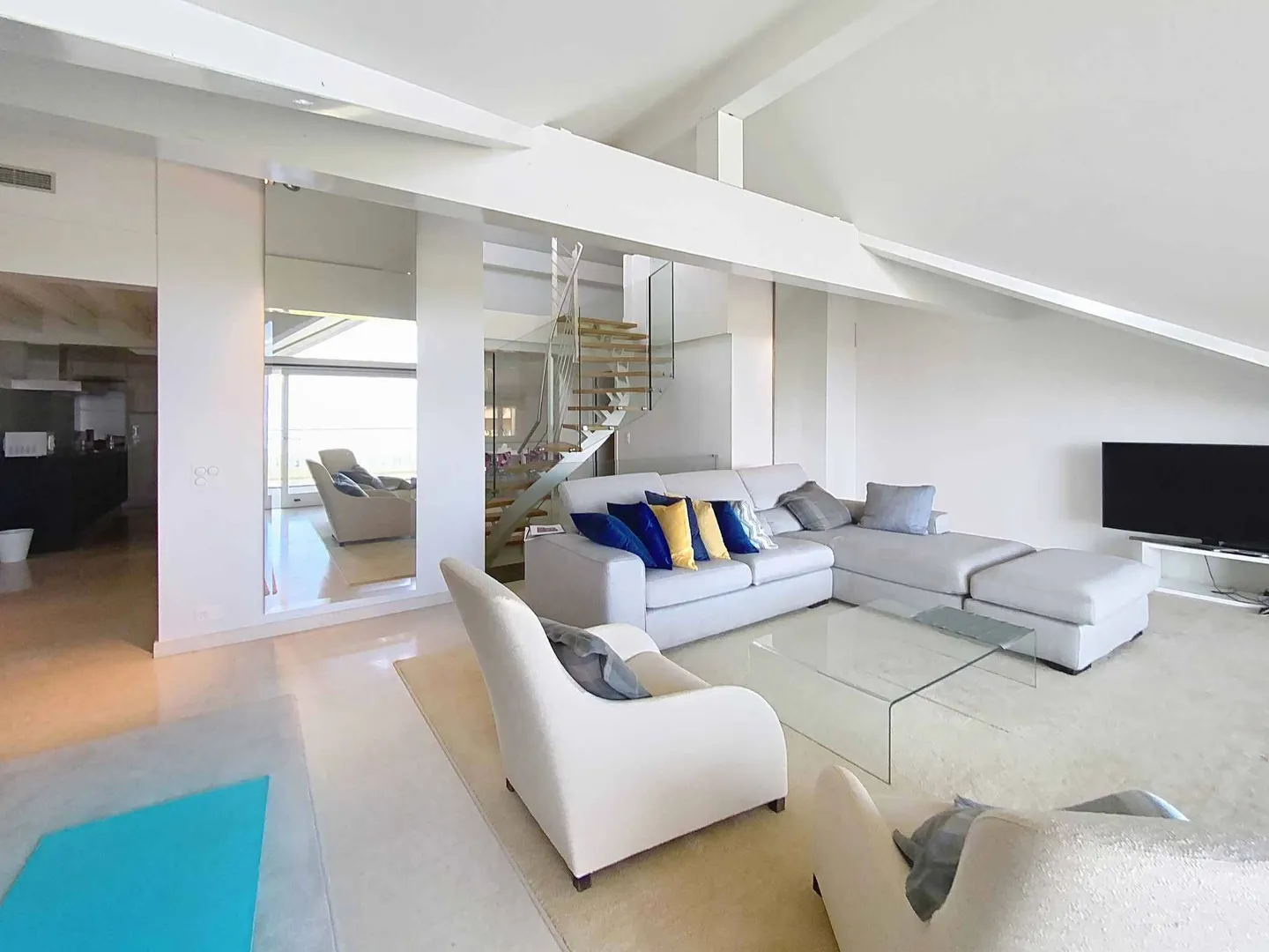 Magnificent Apartment with a View - Photo 5 of 13