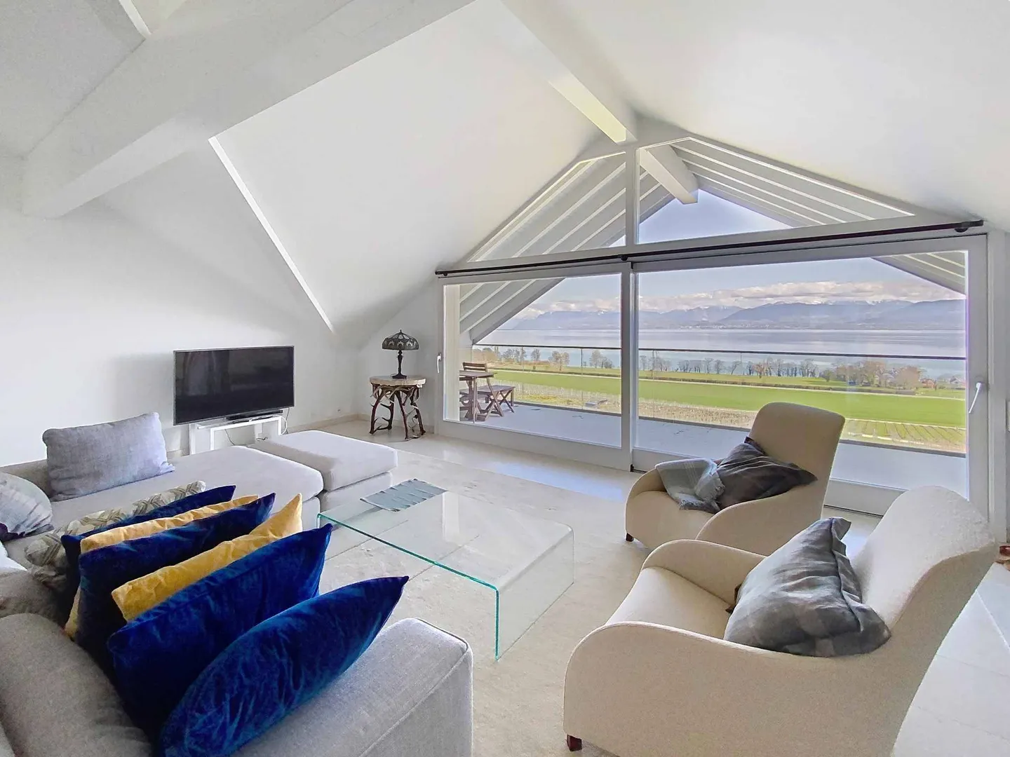 Magnificent Apartment with a View - Photo 2 of 13