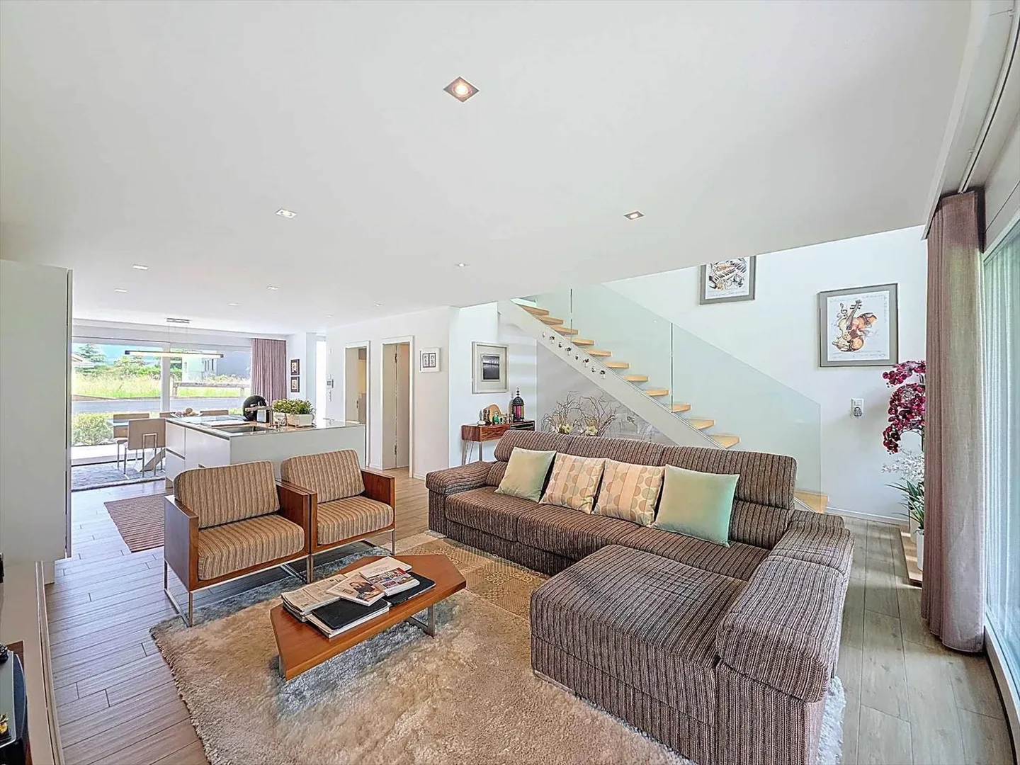 Luxurious Maisonette Residence with Private Garden and Generous Volumes - Photo 2 of 10